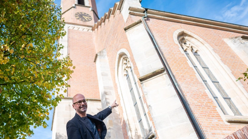 Pfarradministrator Daniel Bittel zeigt auf die Schäden, die behoben werden müssen. An vielen Stellen der katholischen Kirche bröckelt der Putz. (Foto: Mirko Fryska)