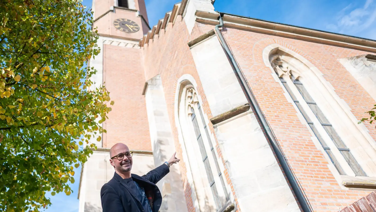 Pfarradministrator Daniel Bittel zeigt auf die Schäden, die behoben werden müssen. An vielen Stellen der katholischen Kirche bröckelt der Putz. (Foto: Mirko Fryska)