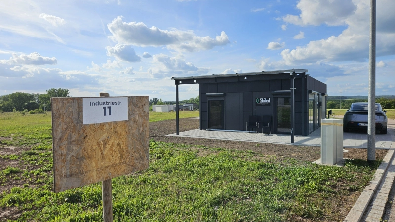 Noch residiert die Skilled GmbH in einem Provisorium im „Schuhkarton“-Format. Doch bald schon soll auf diesem Areal ein repräsentatives Bürogebäude entstehen – plus Häuser für Mitarbeitende. (Foto: Wolfgang Grebenhof)