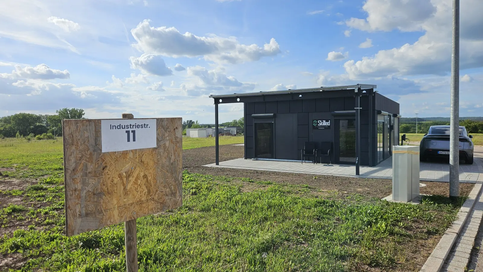 Noch residiert die Skilled GmbH in einem Provisorium im „Schuhkarton“-Format. Doch bald schon soll auf diesem Areal ein repräsentatives Bürogebäude entstehen – plus Häuser für Mitarbeitende. (Foto: Wolfgang Grebenhof)