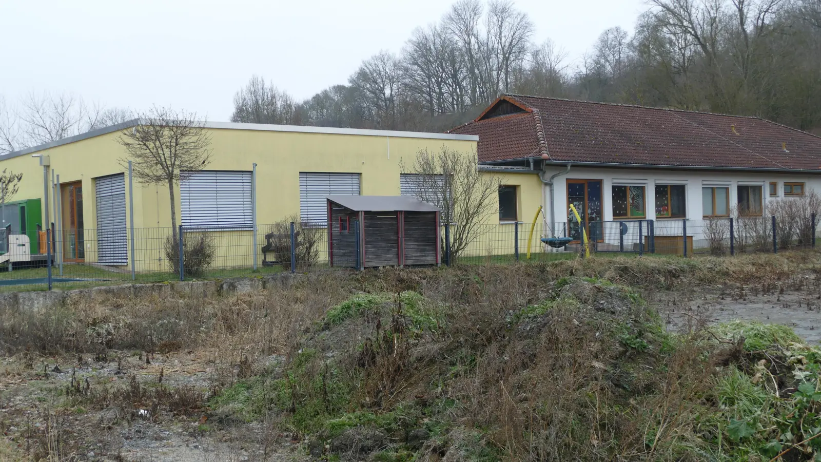 Auf dem Gelände vor dem Bestandskindergarten soll das neue Gebäude entstehen. Doch nun mussten die Rätinnen und Räte erst einmal einen Preisschock hinnehmen. (Foto: Helmut Meixner)