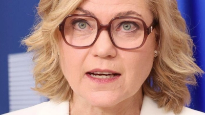 EU-Digitalkommissarin Henna Virkkunen (r.) mahnt KI-Firmen, ihre neusten Modelle erst nach erfolgreichen Sicherheitstests zu veröffentlichen. (Archivbild)  (Foto: Omar Havana/AP/dpa)