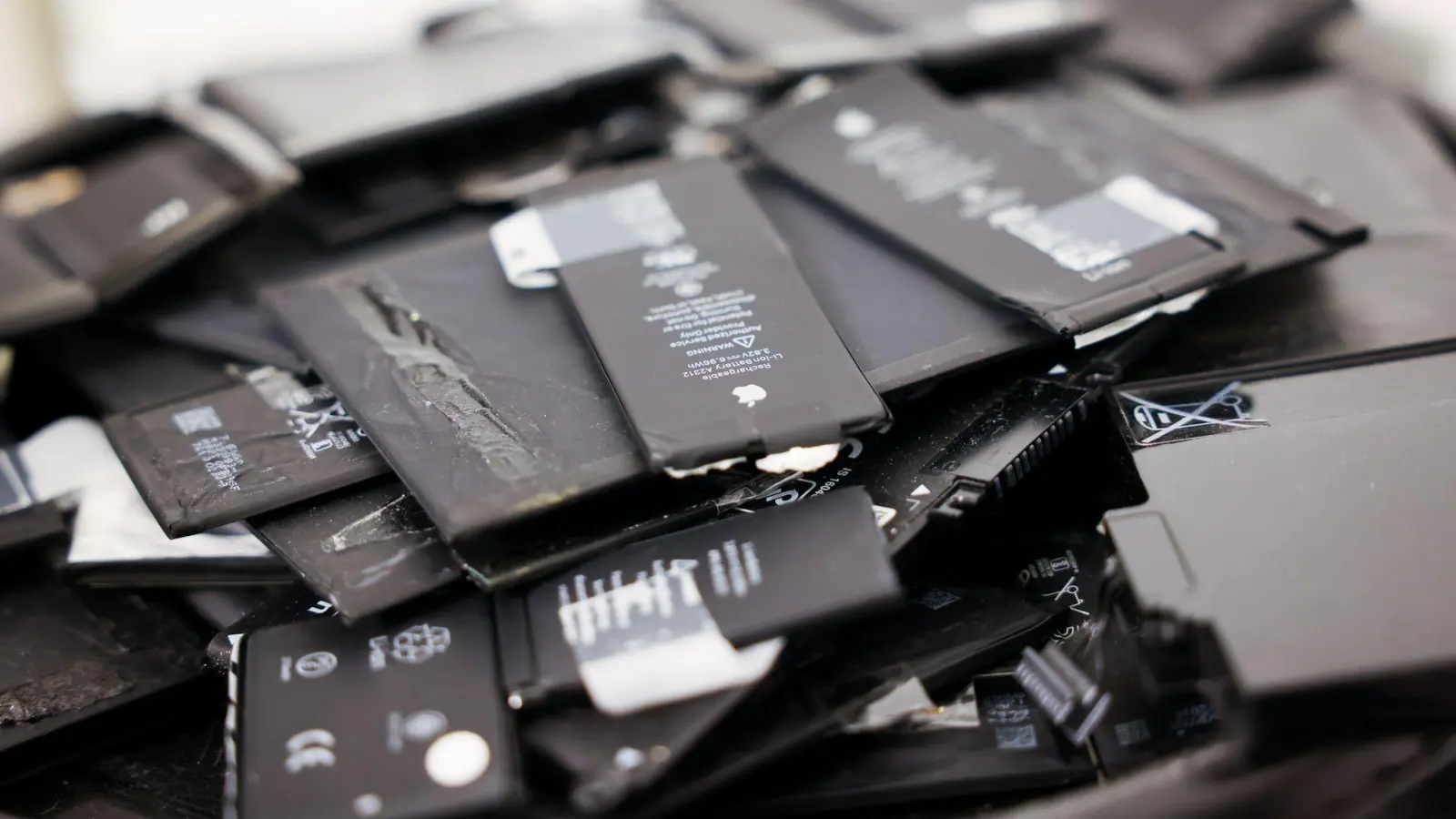 Die neuen Regeln zum Recht auf Reparatur sollen es Verbrauchern leichter machen, sich für eine Reparatur und gegen den Kauf eines Neugeräts zu entscheiden. (Symbolbild) (Foto: Christian Charisius/dpa)