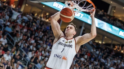 Johannes Voigtmann beim Dunking. (Foto: Andreas Gora/dpa)