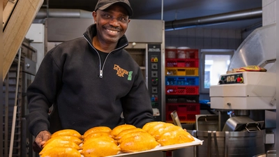 Adewale Ayoola Adebayo mit Empanadas, die er in einer gemieteten Backstube in Leibelbach fertigt. Auf vielen Märkten und Festen in Franken ist er Stammgast. (Foto: René Chlopotowski)