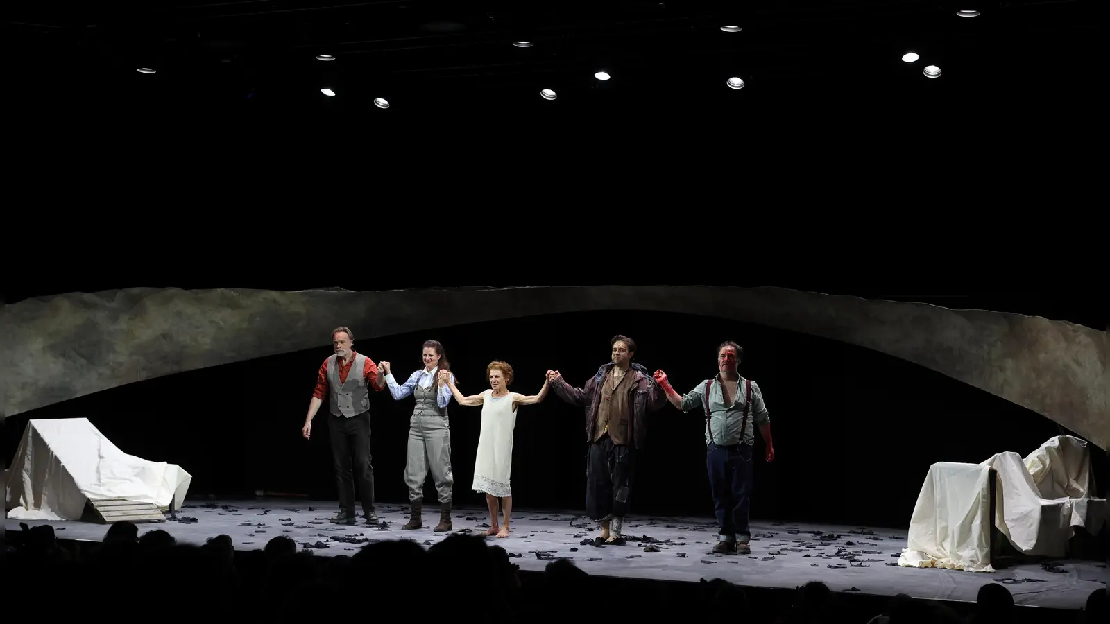 Wurden in Regensburg bejubelt (von links): Dirk Waanders, Maike Frank, Léonie Thelen, Leonard Graeber und Thomas Weber im Familiendrama „Die Erbschaft”. (Foto: Thomas Wirth)