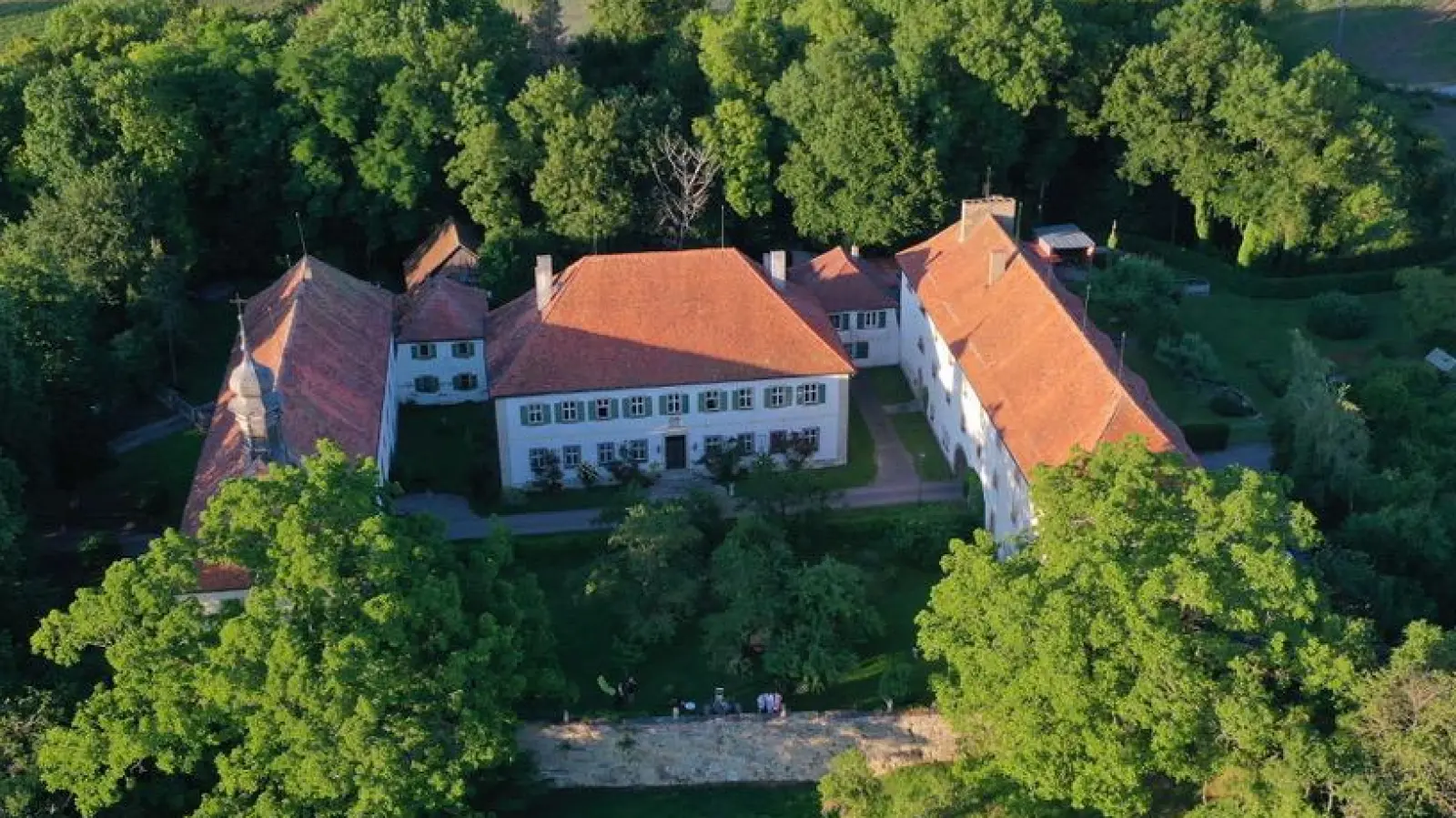Das dreiflügelige Schloss Seehaus mit seinem Garten verspricht wieder eine niveauvolle Saison im traumhaft schönen Ambiente. Das Eröffnungskonzert findet am 18. Mai statt. (Foto: Frank Boxter)
