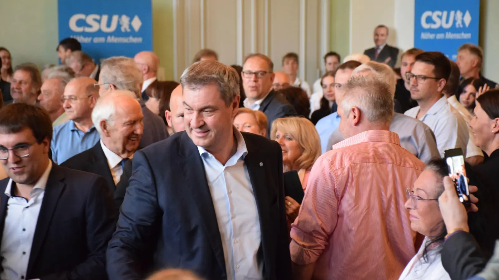 Standesgemäßer Einzug zum Lied der Franken: Ministerpräsident Markus Söder genoss sein Heimspiel beim Europaempfang der CSU Mittelfranken spürbar. (Foto: Philipp Zimmermann)