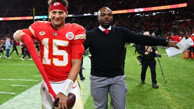 Will wieder nach Deutschland kommen: Patrick Mahomes (l). (Foto: Arne Dedert/dpa)