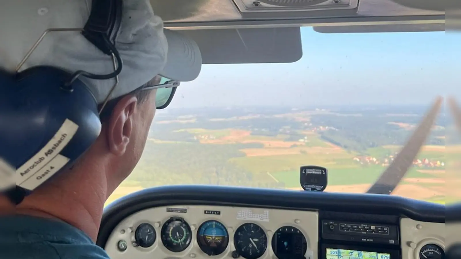 Beim Fliegerfest war ein Flug im Motorflugzeug möglich – und damit auch ein Blick ins Cockpit. (Foto: Paul Wiese)