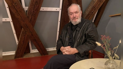 Frank Damerius ist Gastschauspieler beim Landestheater Dinkelsbühl. Er spielt den Dorfrichter Adam in dem Stück „Der zerbrochne Krug”. (Foto: Lisa-Maria Liebing)