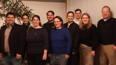 Mit ihren amtierenden Räten Ludwig Lehner (links) und Thomas Büttner (rechts) geht die Freie Gemeindeliste in die Burghaslacher Kommunalwahl. Auch (weiter von links) Kathrin Hertl, Barbara Haßler, Patrick Benkesch, Barbara Göbel, Ann-Kathrin Ritthammer, Robert Brater und Theresa Kleinlein stehen auf der Liste. (Foto: Andreas Reum)