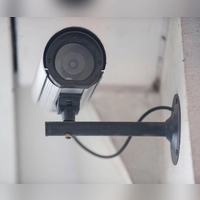 Eine Datenschutzbehörde darf gegen eine möglicherweise falsch eingestellte Videoüberwachung einschreiten, wenn konkrete Anhaltspunkte dafür vorliegen, dass personenbezogene Daten verarbeitet werden. (Foto: Robert Günther/dpa-tmn)