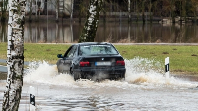 Wie hier zwischen Pahres und Reinhardshofen im Landkreis Neustadt/Aisch-Bad Windsheim waren wegen des Hochwassers in der Region manche Straßen überflutet. (Foto: Johann Schmidt)