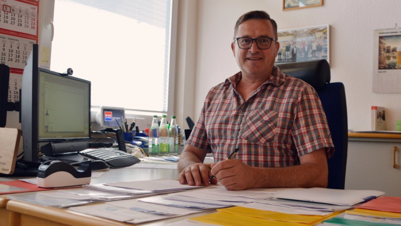 Dietmar Rückert an jenem Platz, an dem er viel Zeit verbringt: seinem Schreibtisch. (Foto: Johannes Zimmermann)
