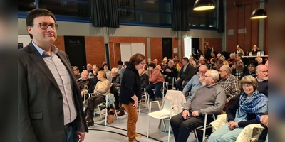 Volles Haus in der ehemaligen Turnhalle, die vom Campus jetzt vielfältig genutzt wird. Stadtarchivar Dr. Florian Huggenberger sprach über die Bauernkriege und vor allem die Beteiligung von Rothenburg, Ohrenbach und Brettheim. (Foto: Margit Schwandt)