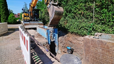 Noch sind die Bagger dabei, die Rohre für die Kanalisation einzubauen. Das Käferbacher Abwasser wird später zur Kläranlage nach Elpersdorf gepumpt. (Foto: Jim Albright)