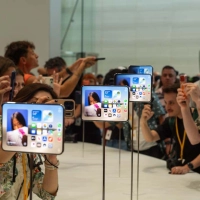 Mit dem Format des iPhone Duo sollen Nutzer Apple zufolge besser von dem größeren inneren Display profitieren als bei Modellen der Konkurrenz. (Foto: Andrej Sokolow/dpa)