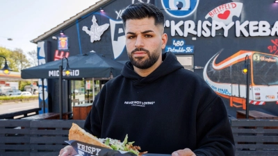 Dönerketten-Chef Sergen Kolcu vor einer seiner Filialen in Bielefeld. (Foto: Friso Gentsch/dpa)