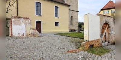 So sieht der Vorplatz der St.-Bartholomäus-Kirche in Unternbibert seit Jahren aus: „Ein Schandfleck“, sagt der Bürgermeister. (Foto: Jim Albright)