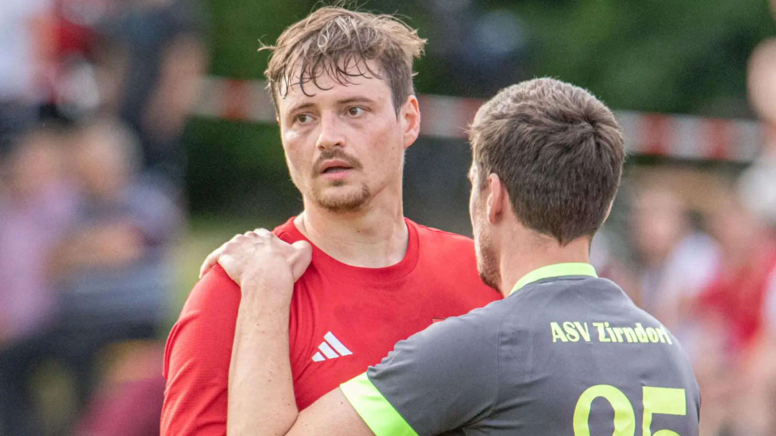 Abgekämpft und abgestiegen: Aufkirchens Sebastian Beck (links) wird vom Zirndorfer Patrick Zwingel getröstet. (Foto: Markus Zahn)