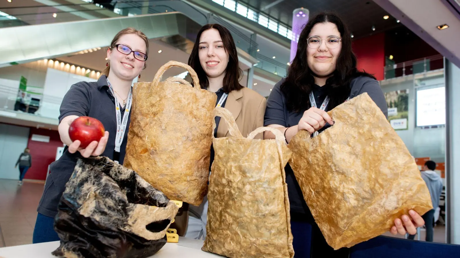 Anja Armstrong (l-r), Jennifer Boronowska und Seyma Celik stellen bei „Jugend forscht“ ihre kompostierbaren Einwegtüten vor. (Foto: Hauke-Christian Dittrich/dpa)