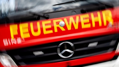 Höhenretter der Feuerwehr holten die Frau aus dem schmalen Schacht. (Symbolbild) (Foto: Hauke-Christian Dittrich/dpa)