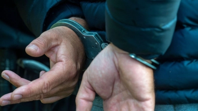 Ein 35-Jähriger flippte in Ornbau bei einer Polizeikontrolle aus und biss einen Beamten in den Oberschenkel. (Foto: Stefan Sauer/dpa/Illustration)