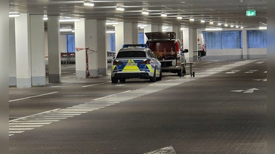 Passanten hatten sich wegen der eingeschlagenen Seitenscheibe des Autos bei der Polizei gemeldet. Eine Streife entdeckte dann die Tote im Kofferraum. (Archivfoto) (Foto: Moller-Schuh/vifogra/dpa)