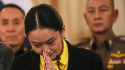 Nach umstrittenen Aussagen in einem geleakten Telefonmitschnitt war Thailands Regierungschefin unter Druck geraten. (Archivbild) (Foto: Sakchai Lalit/AP/dpa)