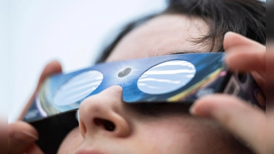 Sicher zur Sonnenfinsternis: Eine spezielle „SoFi-Brille“ schützt die Augen vor gefährlichem Sonnenlicht. (Symbolbild)  (Foto: Marijan Murat/dpa)