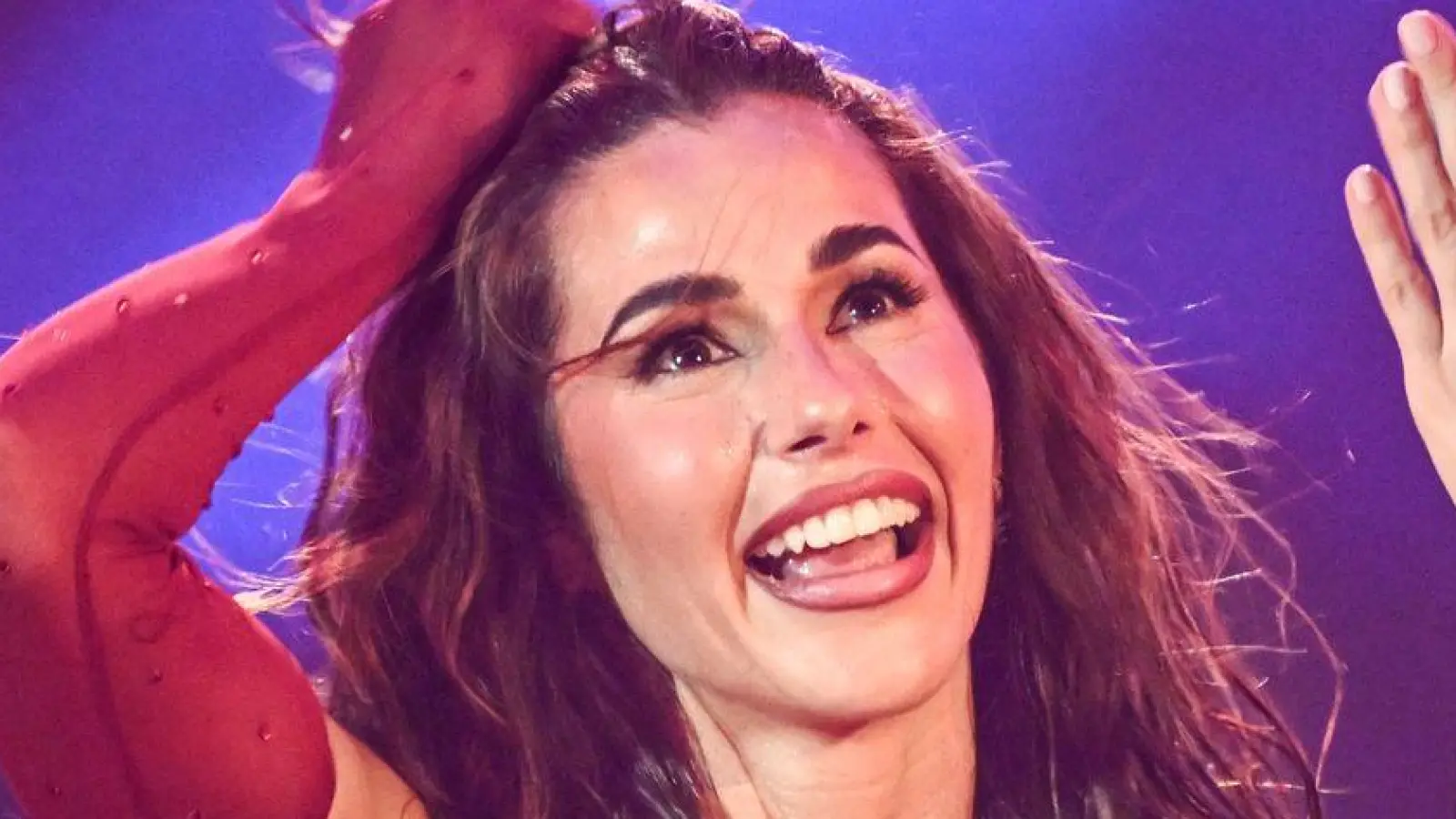 Sarah Engels kann ihr Glück kaum fassen - sie fährt zum ESC. (Foto: Britta Pedersen/dpa)