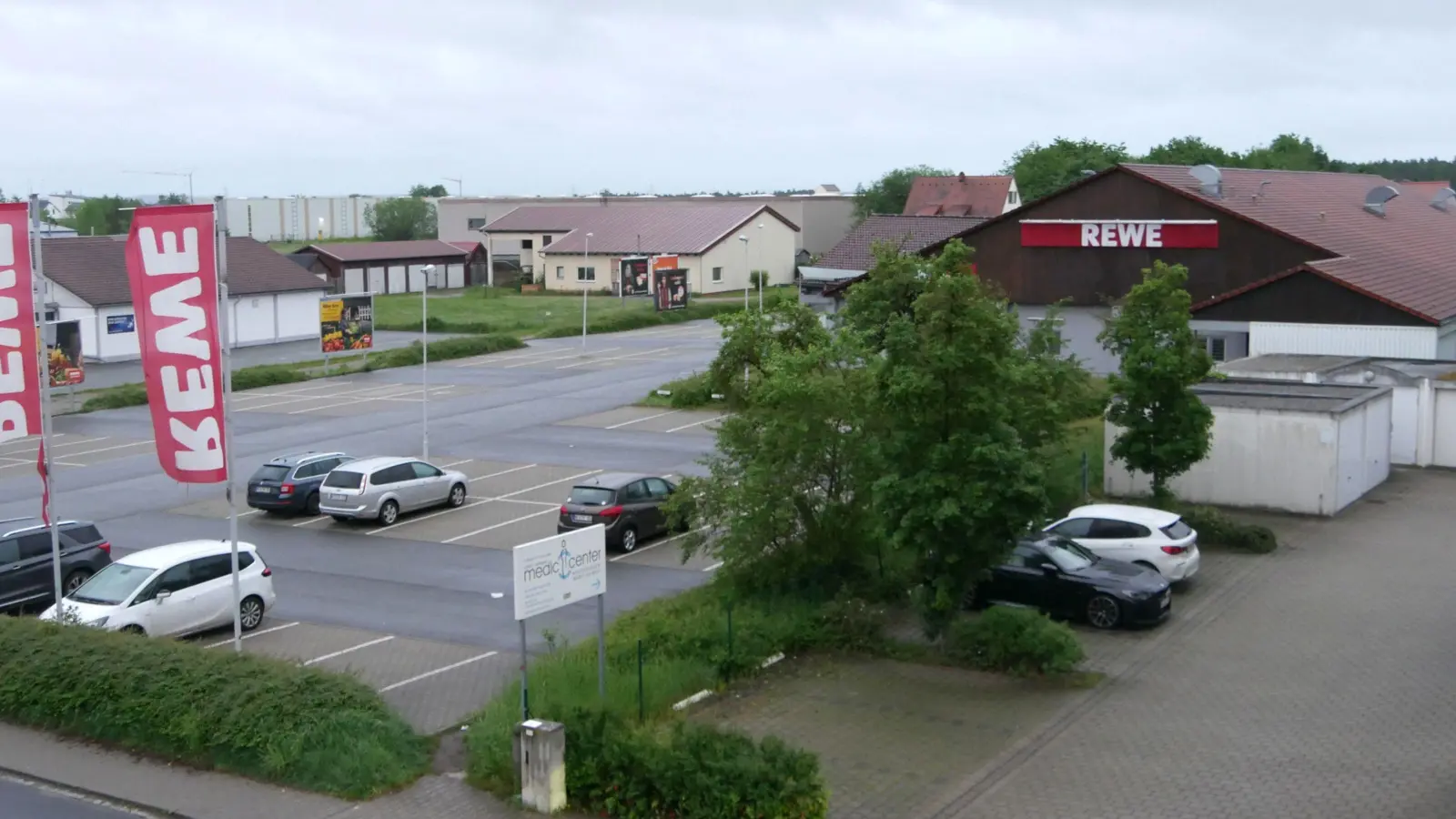 Der Rewe-Markt in Markt Erlbach ist seit August geschlossen. Ein Neubau soll einiges verändern. (Foto: Ulli Ganter)