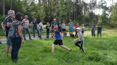 Mit Spielen wurde die Wanderung immer wieder aufgelockert. Spaß daran hatten nicht nur die Kinder, sondern ebenso die Erwachsenen. Quizrunden wurden auch anderenorts eingelegt. (Foto: Ute Niephaus)