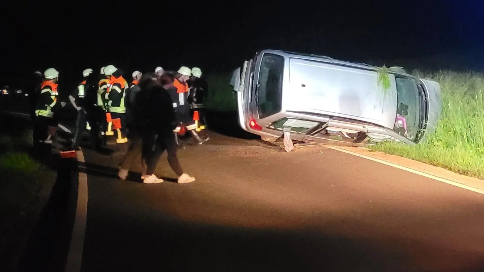 Im Graben und auf die Seite gekippt, fanden die Feuerwehrleute den Unfallwagen. Am Auto entstand Totalschaden, berichtet die Polizei. (Foto: Feuerwehr Oberscheinfeld)