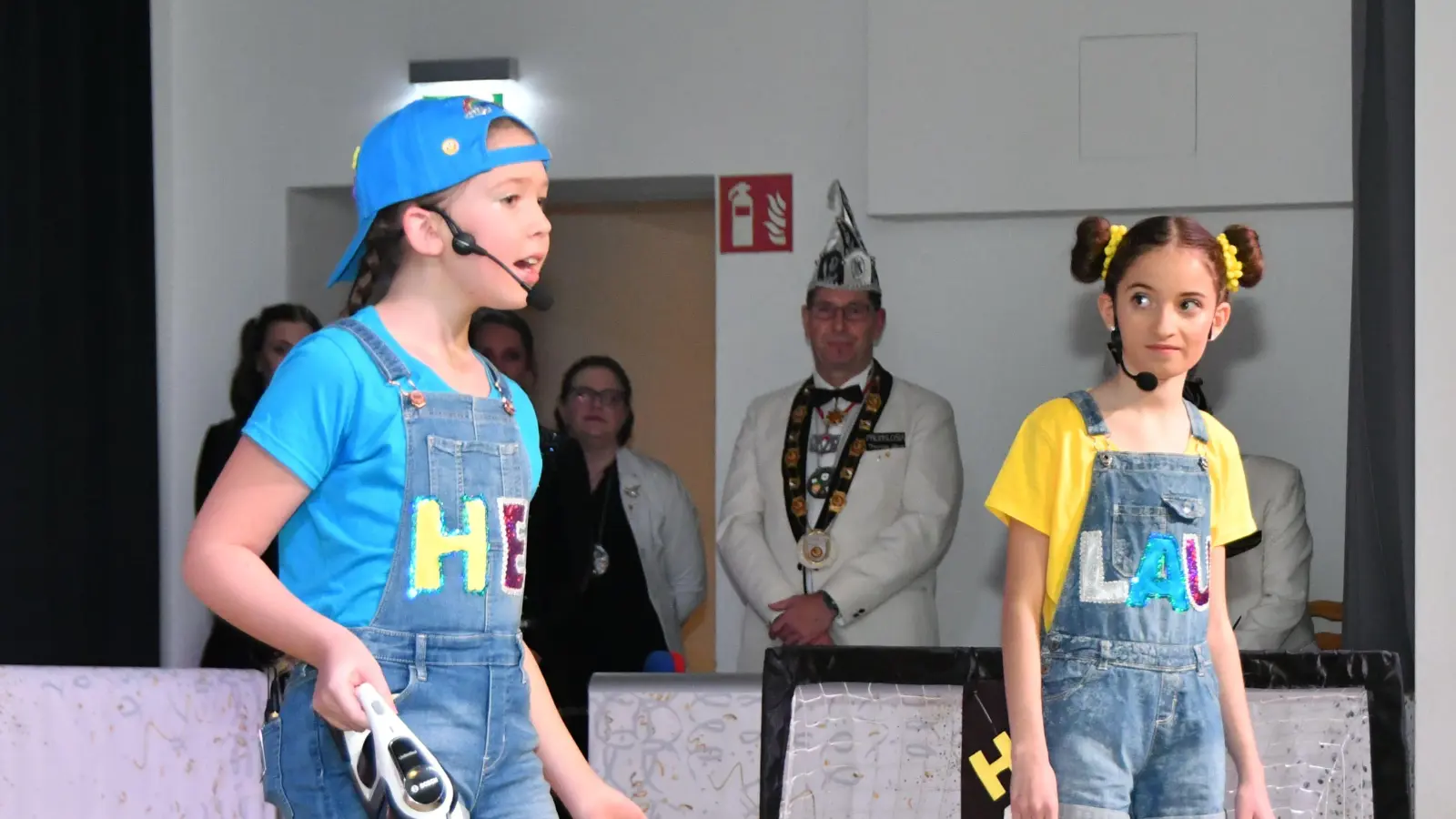 Helen Riedel (links) und Laura Schneider sorgen als Helau-Madli mit ihren Büttenreden für Stimmung im Saal. (Foto: Wolfgang Popp)