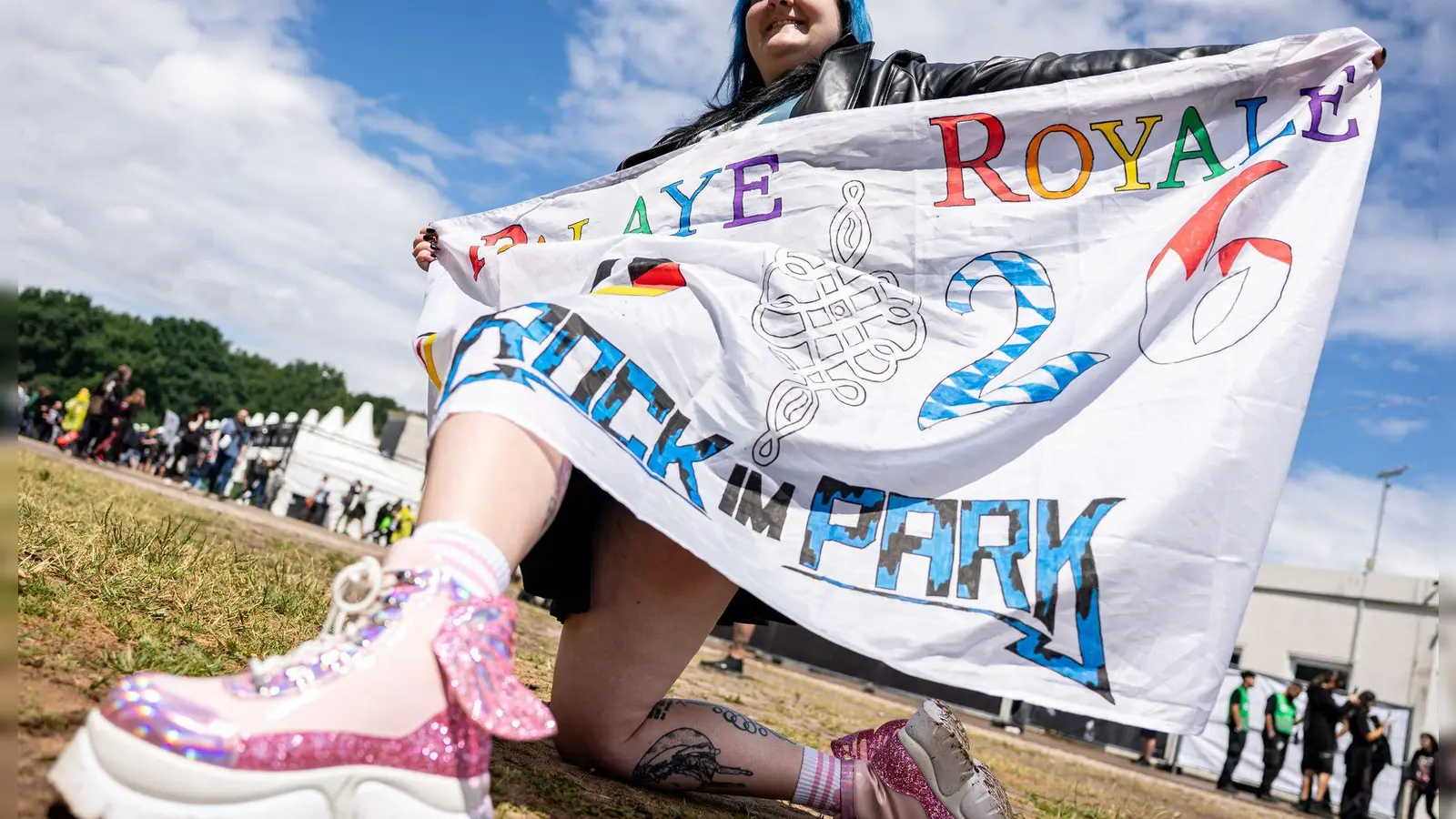 Ausgefallene Hüte und Outfits sind für viele Musikfans ein Muss.  (Foto: Daniel Karmann/dpa)