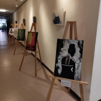 Zwei Künstlerinnen stellen ihre Werke im Rathaus in Scheinfeld aus. Sonja-Maria Almási zeigt ihre Bilder dabei erstmals überhaupt der Öffentlichkeit. (Foto: Carmen Wiesinger)