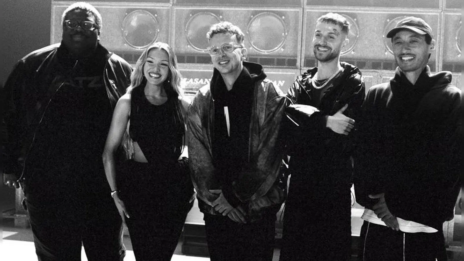 Von links nach rechts: Rayan Djima von der Band Blumengarten, Rapperin Shirin David, Christoph Erkes (Fizzle) vom Produzententeam Kitschkrieg, Samuel Eikmann von Blumengarten und Christian Meyerholz (Fiji Kris) von Kitschkrieg. (Foto: Handout / Berlin/Kitschkrieg/dpa)