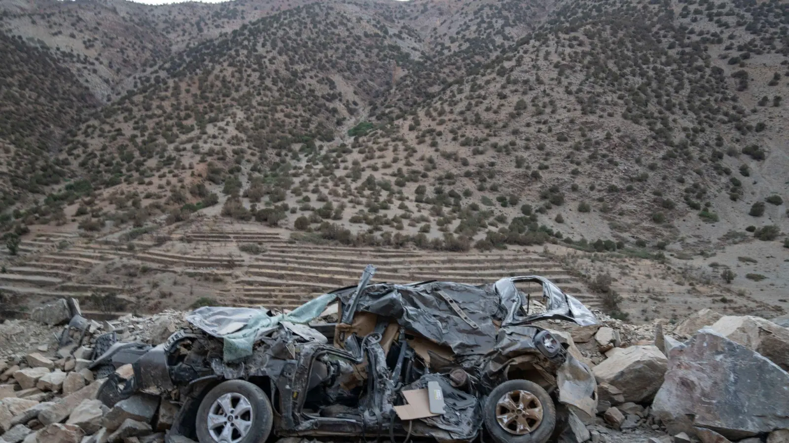 Ein durch das Erdbeben schwer beschädigtes Auto steht am Straßenrand. (Foto: Mosa'ab Elshamy/AP/dpa)