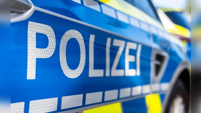 Polizeieinsatz nach einem mutmaßlichen Messerangriff in einer Asylbewerberunterkunft im Erdinger Ortsteil Aufhausen. (Symbolbild) (Foto: David Inderlied/dpa)