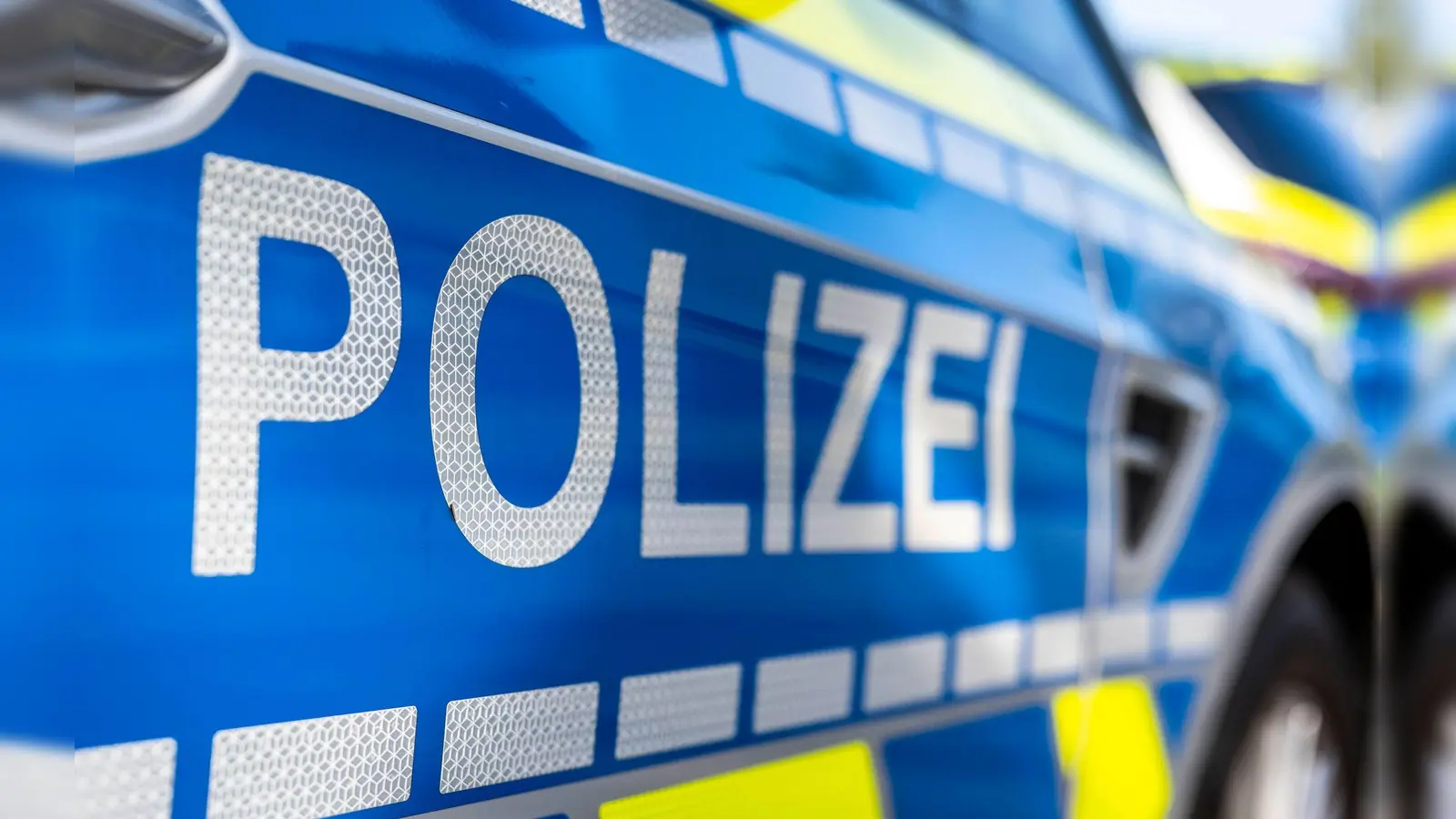 Polizeieinsatz nach einem mutmaßlichen Messerangriff in einer Asylbewerberunterkunft im Erdinger Ortsteil Aufhausen. (Symbolbild) (Foto: David Inderlied/dpa)
