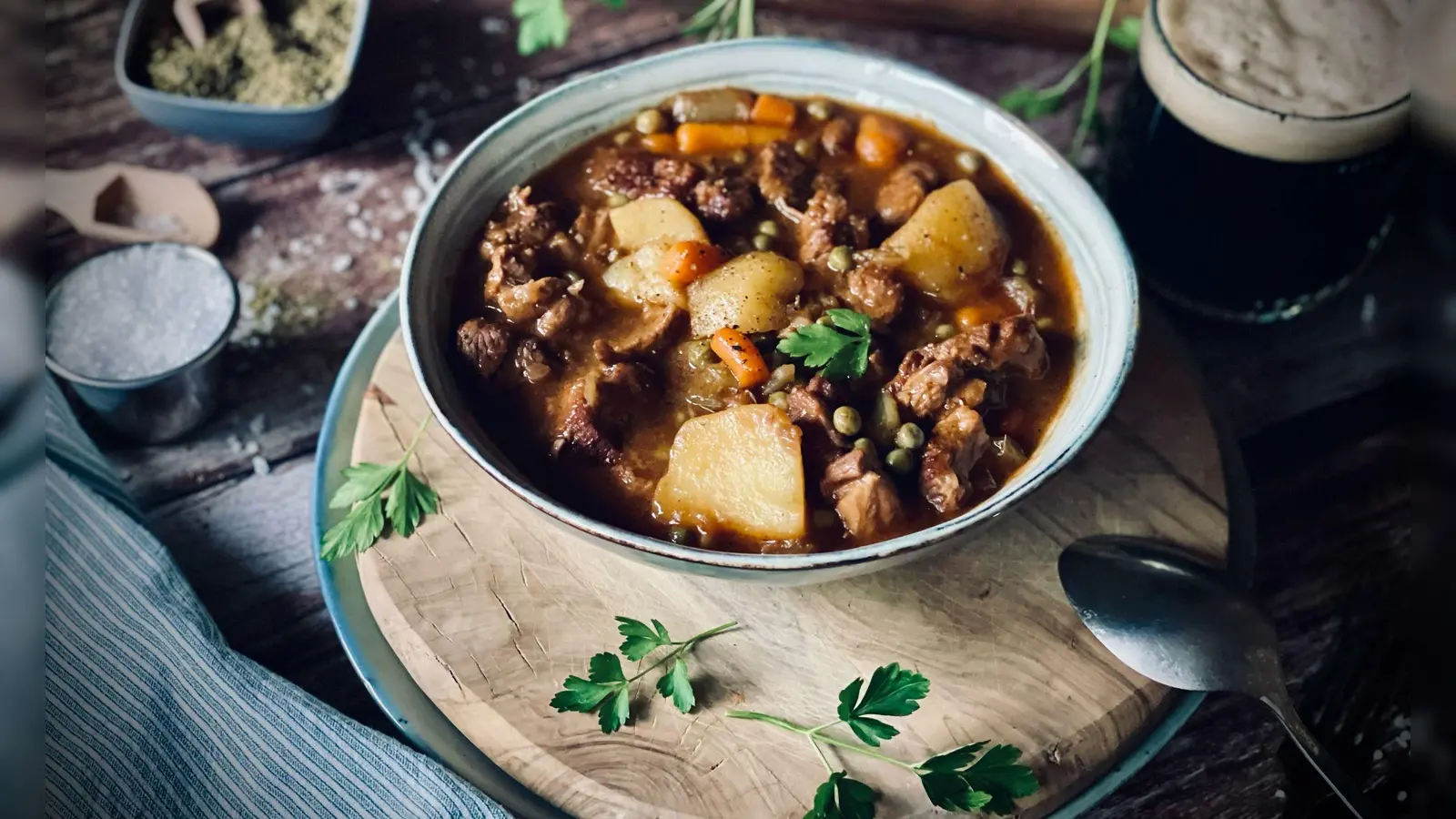 Irish Stew kommt aus dem Herd oder dem Ofen? Nicht unbedingt, das Gericht eignet sich auch für das Wintergrillen. (Foto: Anja Würfl/Die Frau am Grill/dpa-tmn)