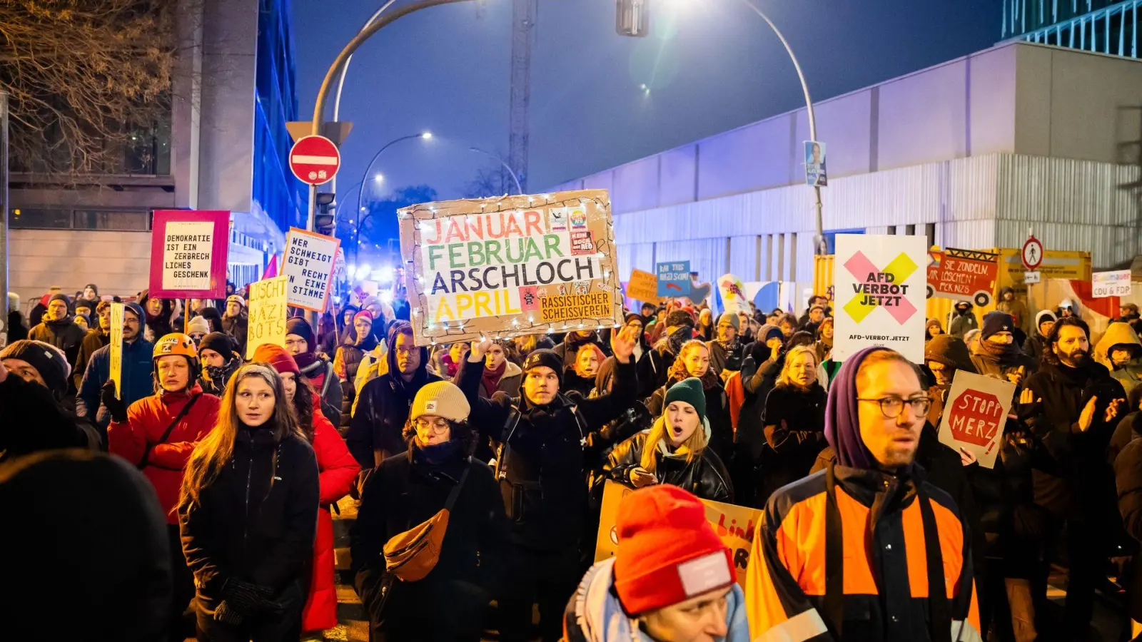 Auch in Berlin zog es wieder zahlreiche Menschen auf die Straße. (Foto: Christoph Soeder/dpa)