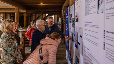 Bereits bei der Eröffnung der Ausstellung „Diakonische Arbeit im Wandel – seit 1947 bis heute“ nutzten zahlreiche Besucher die Gelegenheit, um sich über die Arbeit des Diakonischen Werks zu informieren. (Foto: Günter Schmidt)