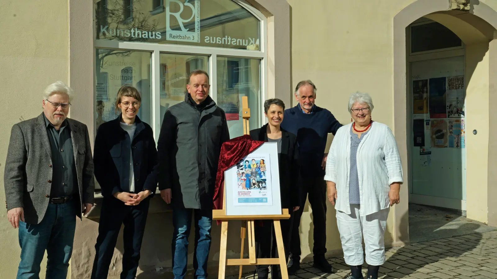 Auf die Wanderausstellung „Rebellinnen – Frauen verändern die Welt“ wiesen hin (von links): Dr. Wolfgang F. Reddig, Nadja Wilhelm, Oberbürgermeister Thomas Deffner, Lisa-Marie Buntebarth, Hans Ruppert und Inge Müller. Die Schau berührt unterschiedliche Epochen und verschiedene Themenbereiche. (Foto: Elke Walter)