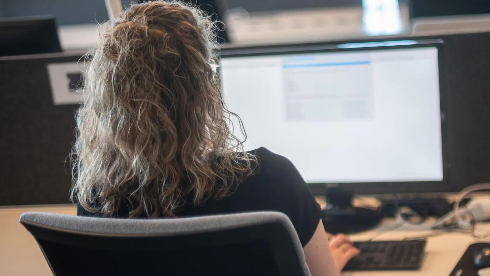 Geradesitzen am Schreibtisch kann eine ganz schöne Herausforderung sein. Die App Posturr will dabei helfen. (Foto: Sebastian Gollnow/dpa/dpa-tmn)