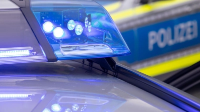 Bei einem Zusammenstoß zwischen einem Radler und einem Autofahrer in Burghaslach ist ein 17-Jähriger verletzt worden. (Symbolbild: Daniel Karmann/dpa)