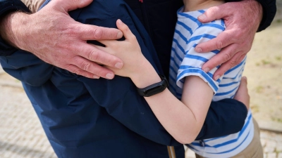 Erfüllt die Mutter ihren Unterhaltsbeitrag durch die Betreuung und Versorgung der überwiegend bei ihr lebenden Kinder, muss der Vater seinen Anteil in Form von Barunterhalt leisten. (Foto: Annette Riedl/dpa/dpa-tmn)