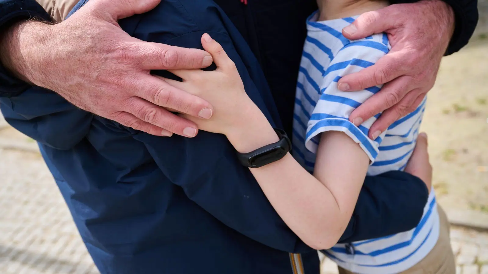 Erfüllt die Mutter ihren Unterhaltsbeitrag durch die Betreuung und Versorgung der überwiegend bei ihr lebenden Kinder, muss der Vater seinen Anteil in Form von Barunterhalt leisten. (Foto: Annette Riedl/dpa/dpa-tmn)